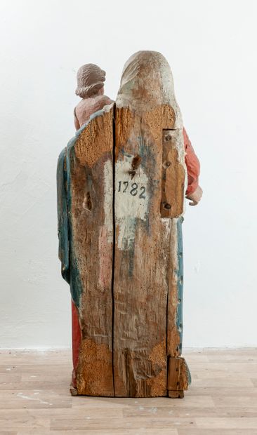 null Importante Vierge à l’enfant en bois polychrome. La Vierge tient sur son bras...