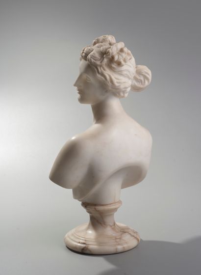 null Ecole Française XIXème. Buste d'Aphrodite en marbre de carrare. Socle circulaire...