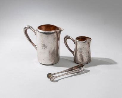 null Lot : ALFENIDE pour CHRISTOFLE. Deux pots à lait en métal argenté ornés du monogramme...