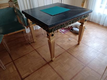 null Maison Roméo par Claude DALLE. Table à jeux carrées en bois laqué doré, le plateau...