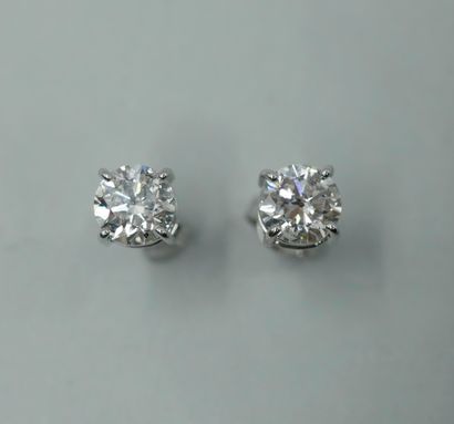 null Paire de magnifiques puces d'oreilles en or blanc 18k serties chacune d'un diamant...