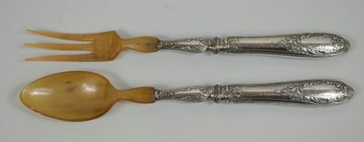 null Horn and silver salad servers. Louis XIV style. Gross weight : 132gr. (Wear...