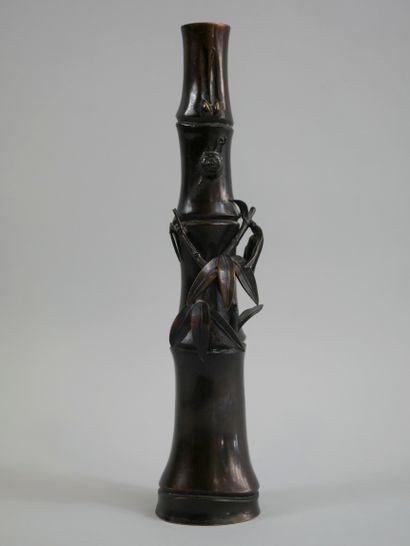 null JAPON. Période MEIJI (1868-1912). Vase à ikebana en bronze à pétine brune en...