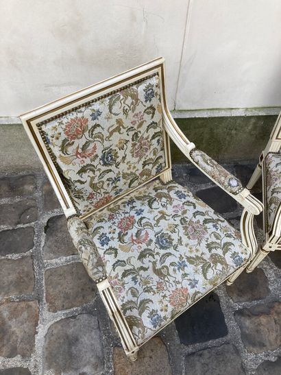 null Pair of cream lacquered armchairs with gilded rechampi, with queen back, fluted...