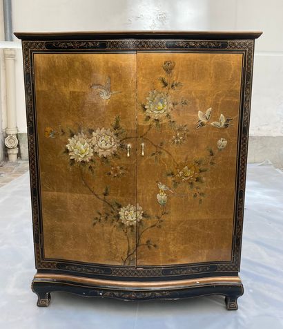 null Far Eastern style sideboard, black and gold lacquered, opening with two leaves,...