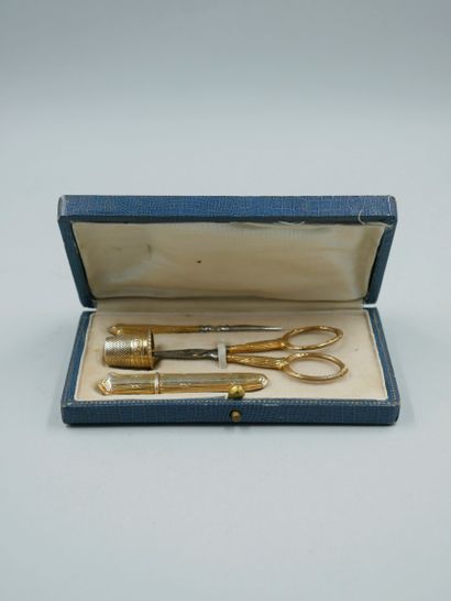  Silver and metal sewing kit in its case. 19th century. PB : 15,90 gr