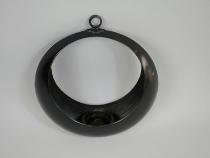 null JAPON. XIXè siècle. Vase suspendu de forme circulaire en bronze à patine brune....