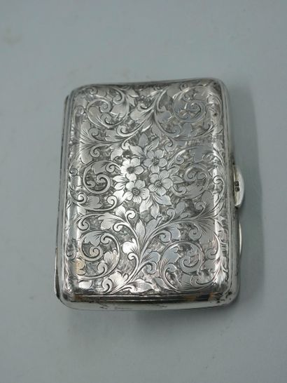 null Cigarette case in English silver with flowers and interlacing topped by a red...