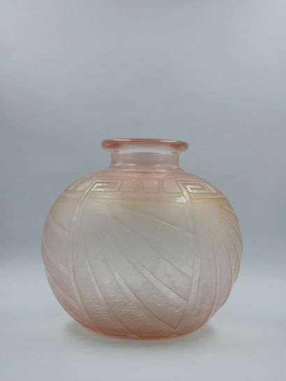 null Charles Schneider (1881-1953). Vase boule en verre gravé. Signé. Haut 20 cm...