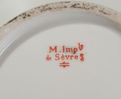 null Manufacture impériale de Sèvres. Bonbonnière circulaire en porcelaine. Le fond...