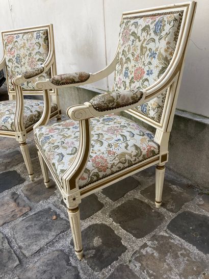 null Pair of cream lacquered armchairs with gilded rechampi, with queen back, fluted...