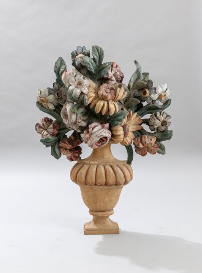 null Grand élement décoratif en bois sculpté polychrome figurant un vase de fleurs....