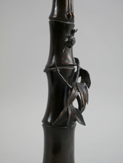 null JAPAN. MEIJI period (1868-1912). A brown petal bronze ikebana vase in the form...