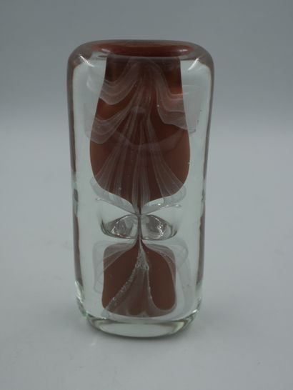 null BEGOU Alain (Né en 1945). Vase sablier. Épreuve en verre soufflé incolore, à...