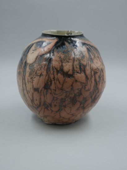 null LACHENAL Edmond (1855-1948), dans le goût de. Vase boule en céramique à émail...
