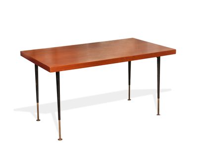  Table ajustable en bois rectangulaire. Le plateau en teck, les pieds bobine en métal...