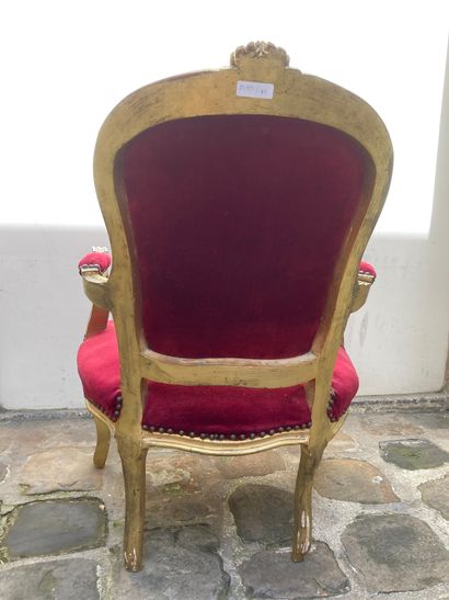 null Carved and gilded wood cabriolet armchair, medallion back, curved legs, red...