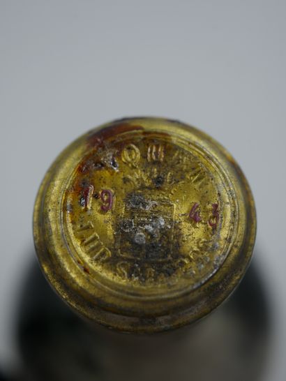 null 1 Bottle Château Yquem, Lur Saluces, 1943. Shoulder level, dusty label

Kept...