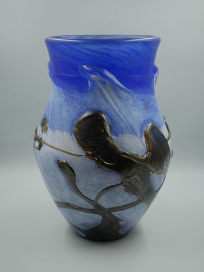 null NOVARO Jean-Claude (1943-2015), Vase balustre. Epreuve en verre bleue avec application...