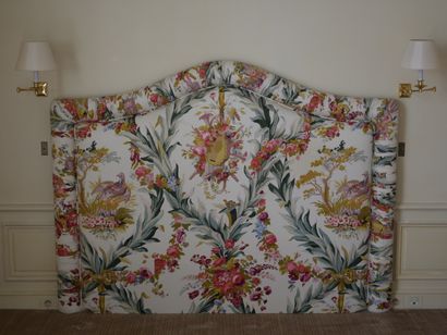 null Ensemble comprenant un fauteuil crapeau en tissu à motif de bouquets de fleurs...