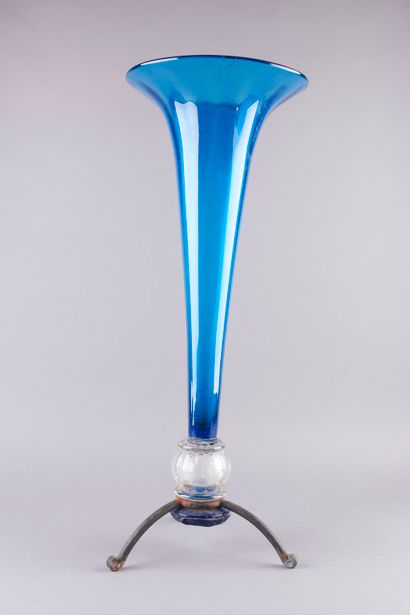 null Grand vase en verre bleu à col évasé se terminant par une sphère translucide....
