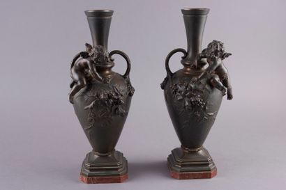 null Auguste MOREAU (1834-1917). Paire de vases à anses en bronze à patine brune,...