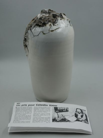 null VASER Célestin (XXè). Vase "Apocalypse" en céramique à glaçure blanche, le col...
