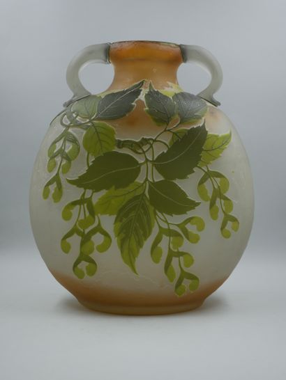 null ETABLISSEMENTS GALLE (1904-1936). Grand vase de forme gourde méplate en verre...