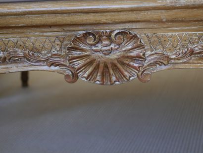 null Large table basse carrée en bois naturel mouluré, sculpté et doré à décor de...