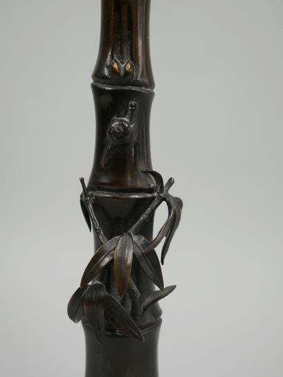 null JAPAN. MEIJI period (1868-1912). A brown petal bronze ikebana vase in the form...