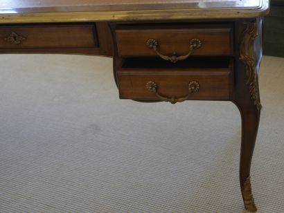 null Grand bureau plat de style Louis XV en bois de placage, ouvrant à cinq tiroirs...