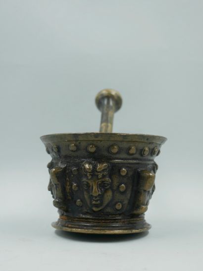 null Bronze mortar with a medal patina and decorated with mascarons in relief. Height:...