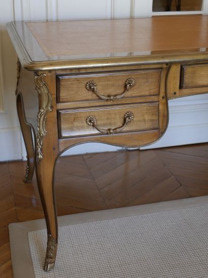 null Grand bureau plat de style Louis XV en bois de placage, ouvrant à cinq tiroirs...