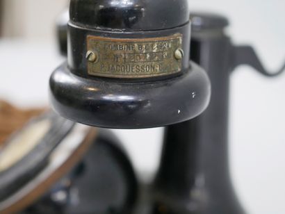 null Téléphone ancien à colonne, modèle 1924, en bakélyte noir. Plaque DUNYACH LECLERT....