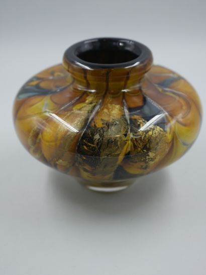 null BRANLEY (XXè). Vase à panse aplatie en verre à décor intercalaire pailleté doré...