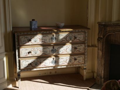 null Chest of drawers with three drawers in lacquered and painted wood decorated...