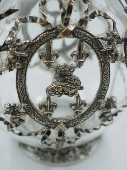 null Carafe Néo Renaissance en verre habillée d'une maille de métal argenté à motif...