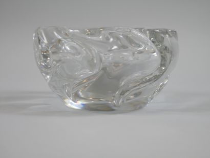 null DAUM. Large round ashtray in moulded crystal. Signed on the edge "Daum France"....