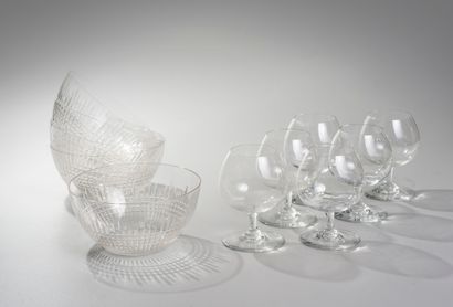 null BACCARAT. Suite de six verres à digestif. Haut 7,5cm. On y joint cinq coupelles...