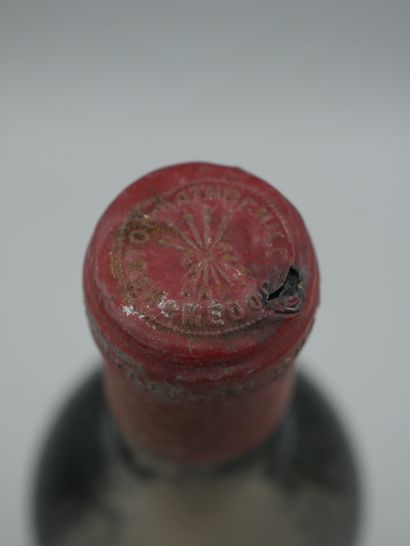  1 bouteille CHÂTEAU MOUTON ROTHSCHILD 1945 Pauillac.Niveau haute épaule, étiquette...