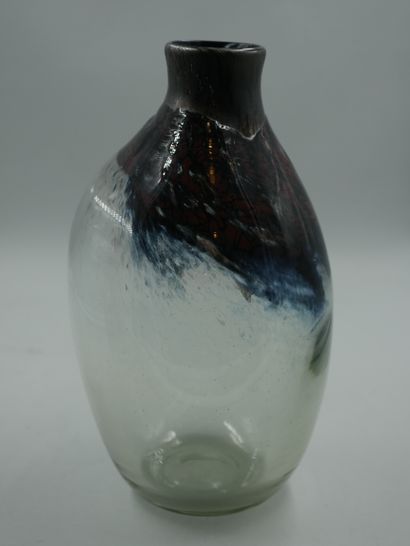 null MONOD Claude (1944-1990). Vase ovoïde en verre souflé à décor itercalaire marbré...