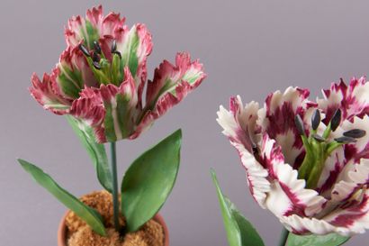 null Quatre tulipes en fer, les tiges en tôle laquée vert, dans le goût de la porcelaine...