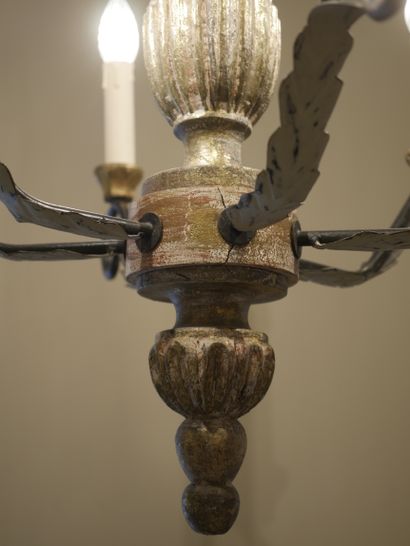 null Painted wood and lacquered sheet metal suspension with six arms of light. Height...