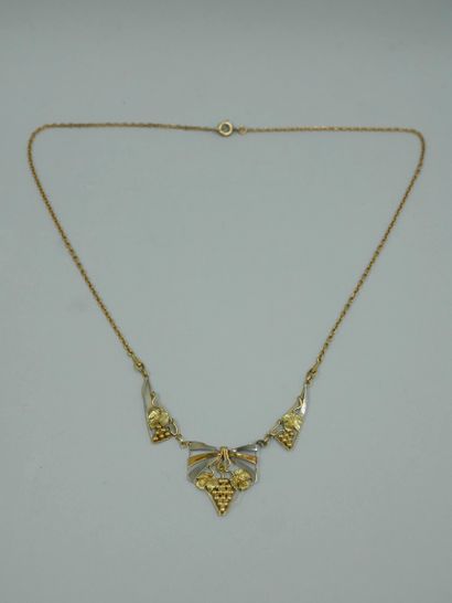 null Collier draperie en or jaune et or gris 18K à motif de grappes de raisins et...