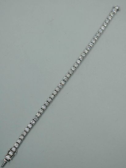 null Bracelet ligne en or blanc 14k composé de quarante-trois diamants taille brillant...