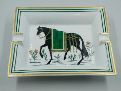 null 
HERMES Paris. Cendrier en porcelaine à décor d'un cheval d'apparat, bords soulignés...