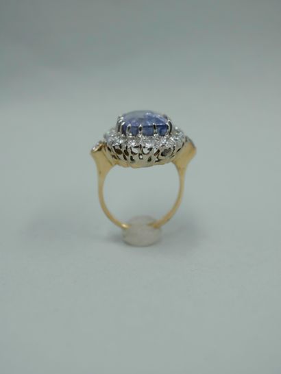 null Bague Pompadour en or 18K de deux tons sertie d'un superbe saphir naturel de...