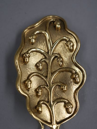 null ISABELLE CANOVA - Deux épingles à cheveux en métal doré à décors de feuilles...