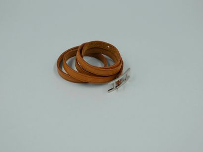 null HERMES Paris. Bracelet "hapi 3" en cuir camel, fermoir boucle en métal argenté...