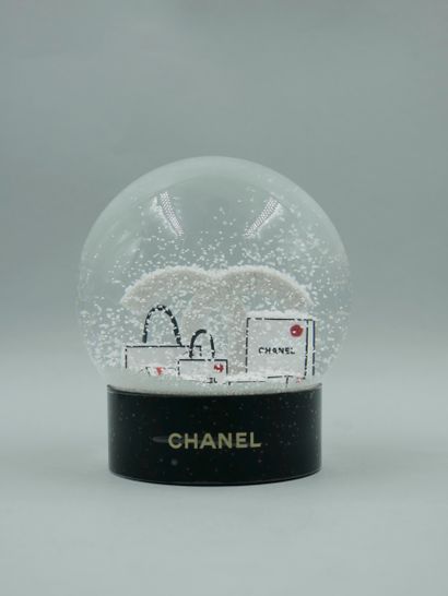 CHANEL - Boule à neige figurant le logo et...